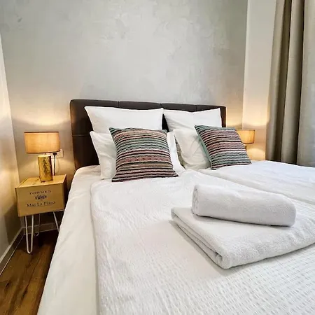 아파트 Chariming And Comfy Studio 풀라